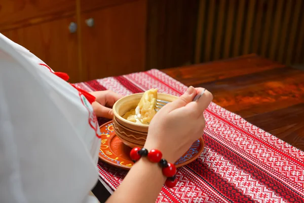 Піроги або піроги, вареники, традиційні вареники, які подаються зі сметаною в мисці на дерев'яному столі . — стокове фото