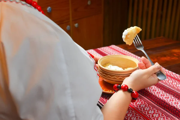 Пироги или пироги, вареники, традиционные пельмени со сметаной в миске на деревянном столе. — стоковое фото