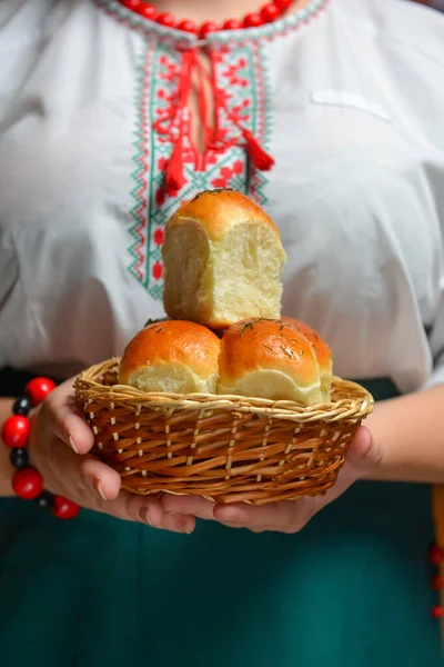 Buns Pampushky - Ukrainian garlic bread. Bread rolls with garlic and parsley. Ethnic concept, Ukrainian cuisine. — Stock Photo, Image