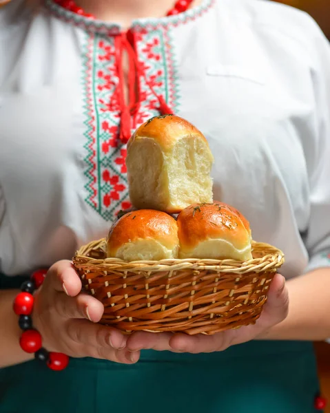 Buns Pampushky - Ukrainian garlic bread. Bread rolls with garlic and parsley. Ethnic concept, Ukrainian cuisine. — Stock Photo, Image