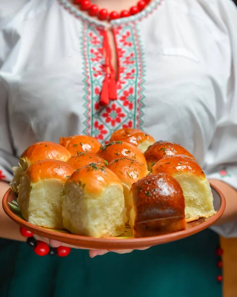 パンパンプシュキー-ウクライナのニンニクパン。ガーリックとパセリのパンロール.民族的概念,ウクライナ料理. — ストック写真