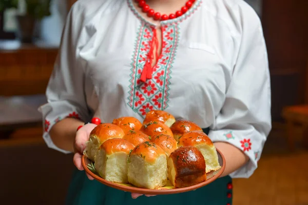 Buns Pampushky - Ukrainian garlic bread. Bread rolls with garlic and parsley. Ethnic concept, Ukrainian cuisine. — Stock Photo, Image