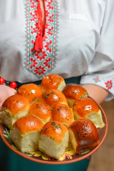 Buns Pampushky - Ukrainian garlic bread. Bread rolls with garlic and parsley. Ethnic concept, Ukrainian cuisine. — Stock Photo, Image