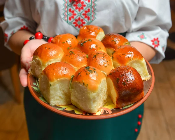 Buns Pampushky - pão de alho ucraniano. Rolos de pão com alho e salsa. Conceito étnico, Cozinha ucraniana. — Fotografia de Stock