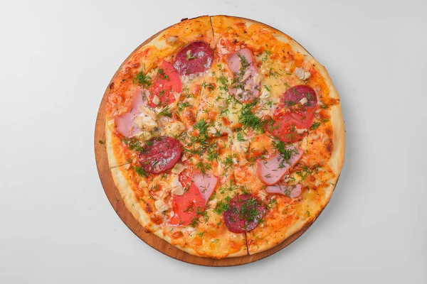 Pizza Pepperoni na białym tle. Tradycyjna włoska pizza z pomidorami i mięsem izolowanym na białym. — Zdjęcie stockowe