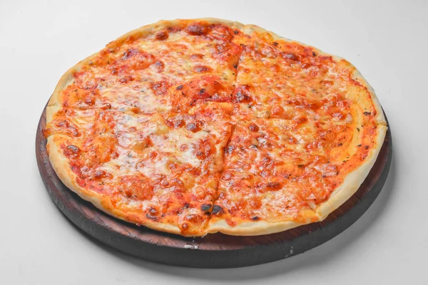 Pizza de pepperoni sobre fondo blanco. Pizza italiana tradicional con tomates y aceitunas aisladas sobre blanco. — Foto de Stock