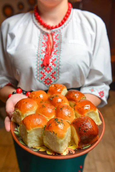 Buns Pampushky - Ukrainian garlic bread. Bread rolls with garlic and parsley. Ethnic concept, Ukrainian cuisine. — Stock Image Buns Pampushky - Ukrainian garlic bread. Bread rolls with garlic and parsley. Ethnic concept, Ukrainian cuisine. Royalty Free Stock Photos