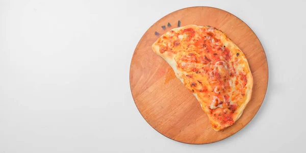 Pizza Calzone Zamknięta Pizza Drewnianej Desce Białym Tle Trditional Włoski — Zdjęcie stockowe