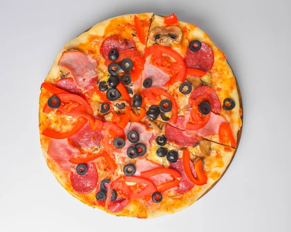 Pizza Pepperoni Białym Tle Tradycyjna Włoska Pizza Pomidorami Oliwkami Białym — Zdjęcie stockowe