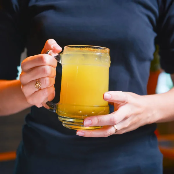 Mãos Com Coquetel Álcool Sobre Fundo Desfocado Foco Seletivo Deliciosa — Fotografia de Stock