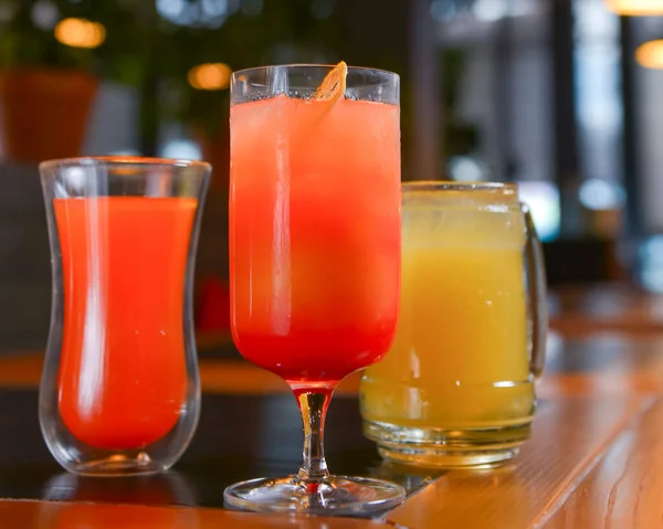 Tre Cocktails Drikkevarer Træbordet Baren Indendørs Lækre Frugtdrikke Til Forfriskning - Stock-foto