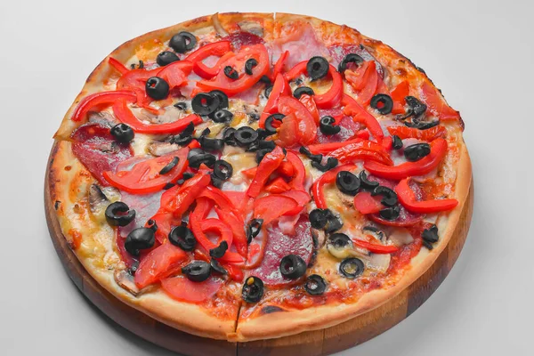 Pizza Pepperoni Sobre Fondo Blanco Pizza Italiana Tradicional Con Tomates — Foto de Stock