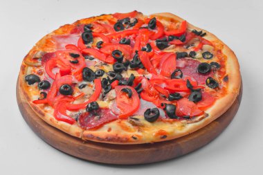 Beyaz arka planda Pepperoni pizza. Beyaz üzerine izole edilmiş domates ve zeytinli geleneksel İtalyan pizzası. Pizzayı kapat..