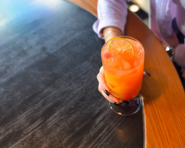 Attraktiv Tjej Som Dricker Cocktail Bar Eller Restaurang Stilleben Uppfriskande — Stockfoto