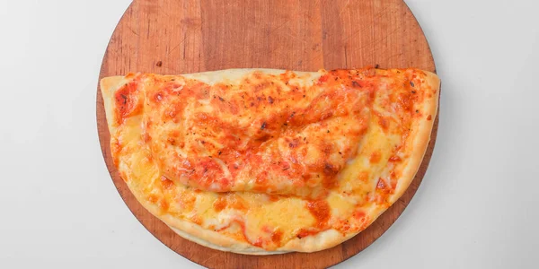 Pizza Calzone Zamknięta Pizza Drewnianej Desce Białym Tle Trditional Włoski — Zdjęcie stockowe