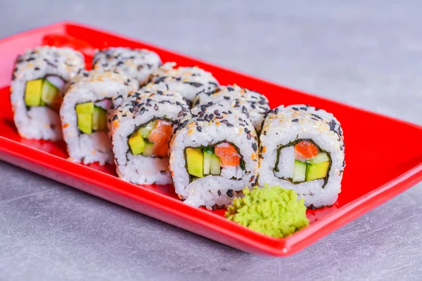 Varios Tipos Comida Sushi Servida Rojo Plateado Sobre Fondo Negro — Foto de Stock