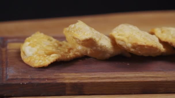 Primer Plano Cheburek Frito Servido Sobre Tablero Rústico Madera Sobre — Vídeo de stock