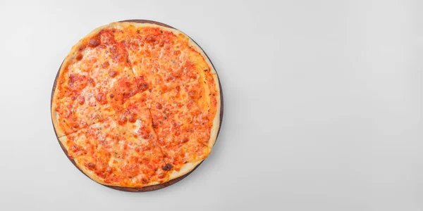 Pizza Margherita Izolowana Białym Tle Tradycyjna Włoska Pizza Zbliżenie Pizzy — Zdjęcie stockowe