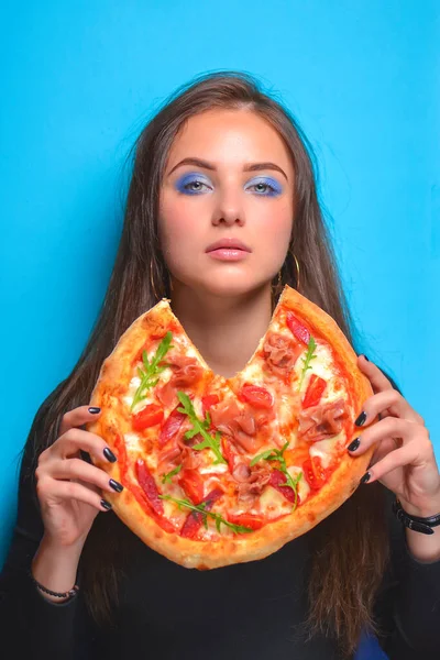 피자를 여성의 창조적 아이디어 피자에 우스운 이야기 패스트 정크푸드 피자를 — 스톡 사진