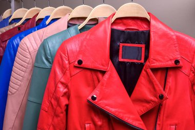 Kadınlar için farklı renkte yay deri ceket koleksiyonu. Modern baharın renkli arka planı, sonbahar kıyafetleri. Kapatın. Mevsimlik giysiler indirimde..