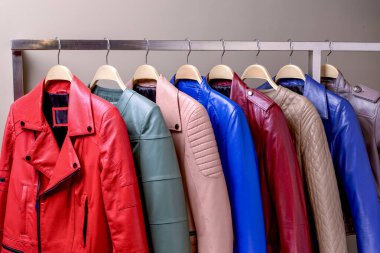 Kadınlar için farklı renkte yay deri ceket koleksiyonu. Modern baharın renkli arka planı, sonbahar kıyafetleri. Kapatın. Mevsimlik giysiler indirimde..