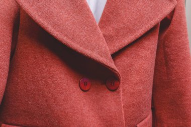 Mağazadaki askıda birkaç yün palto asılı. Yeni yün palto koleksiyonu, soğuk hava için sonbahar giysileri. Farklı renkte giysiler. Satış, düşük fiyatlar, çeşitli eşyalar. Bir palto kapat..