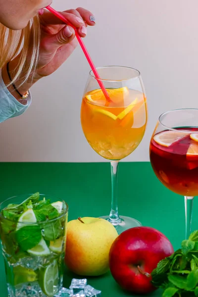 Sok Owocowy Pyszne Jabłko Koktajl Cytrusowy Czerwony Pomarańczowy Napój Alkohol — Zdjęcie stockowe