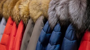 Kapüşonlu ve elbise askılı ceketler. Alış veriş konsepti. Kapatın. Kış giysileri, soğuk hava giysileri..