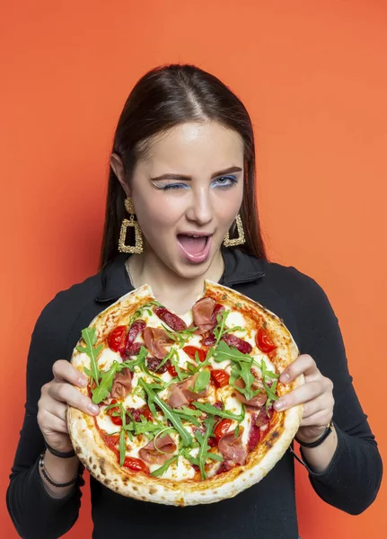 여자가 커다란 피자를 있습니다 패스트 정크푸드 — 스톡 사진