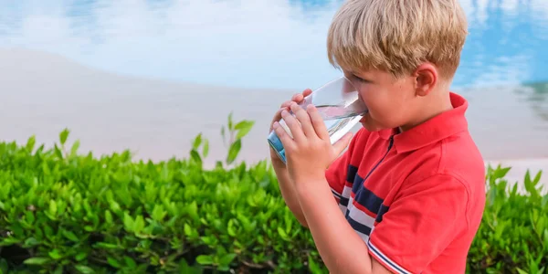 Pequeño Niño Lindo Bebiendo Agua Fría Clara Vaso Sobre Fondo — Foto de Stock