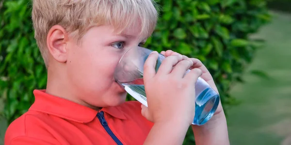 Pequeño Niño Lindo Bebiendo Agua Fría Clara Vaso Sobre Fondo — Foto de Stock