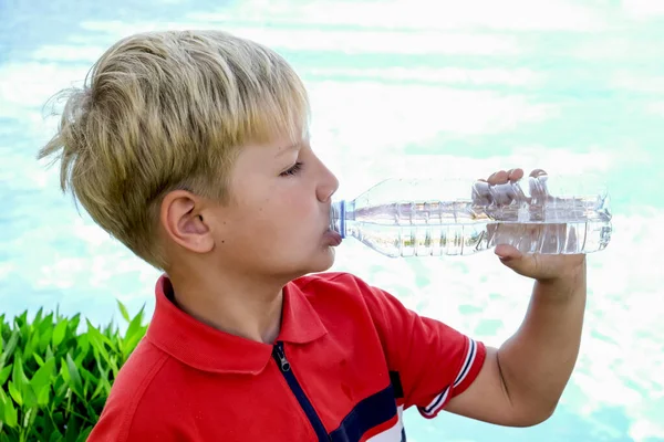 Kleiner Netter Junge Trinkt Klares Kaltes Wasser Aus Einem Glas — Stockfoto