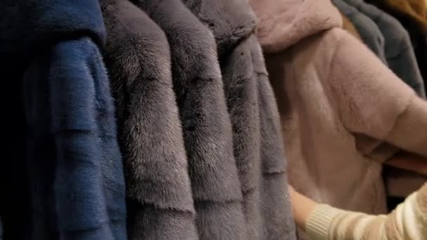 Close Uma Mulher Escolhendo Casaco Inverno Pele Marta Luxo Para — Vídeo de Stock