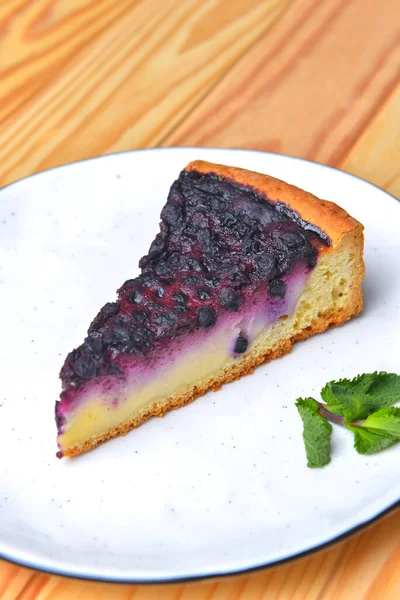Φέτα Cheesecake Βατόμουρο Λευκό Πιάτο Πάνω Ρουστίκ Ξύλινο Φόντο Ιταλική — Φωτογραφία Αρχείου