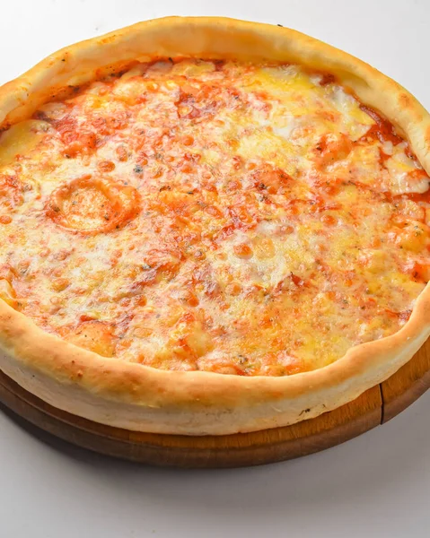 Pizza Margherita Isoliert Auf Weißem Hintergrund Traditionelle Italienische Pizza Großaufnahme — Stockfoto
