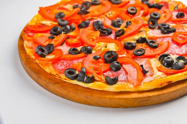 Pizza Pepperoni Fundo Branco Pizza Italiana Tradicional Com Tomates Carne — Fotografia de Stock