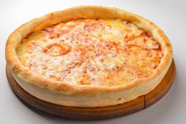 Pizza Margherita beyaz arka planda izole edilmiş. Geleneksel İtalyan pizzası..