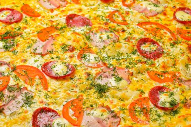 Peynirli pizza dokusunu kapat. Etli ve soğanlı pizza. Lezzetli pizza yemeği. İtalyan mutfağı kavramı.