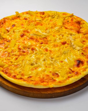 Pizza Margherita beyaz arka planda izole edilmiş. Geleneksel İtalyan pizzası..