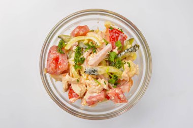 Salata yiyecekler, beyaz arka planda servis edilen bir kasede sebze salatası karışımı. Sağlıklı beslenme, lezzetli atıştırma ya da akşam yemeği. Kapat..