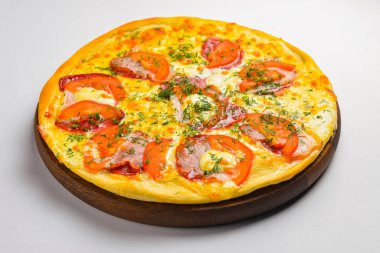 Beyaz arka planda Pepperoni pizza. Beyaz et ve domatesli geleneksel İtalyan pizzası. Pizzayı kapat. Boşluk afişini kopyala.