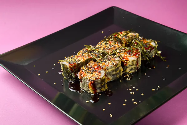 Set Sushi Servido Plato Cuadrado Negro Sobre Fondo Rosa Brillante — Foto de Stock
