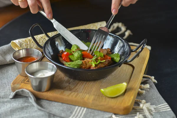 Grönsaker Och Kött Wok Pan Serveras Med Lavash Bröd Och — Stockfoto