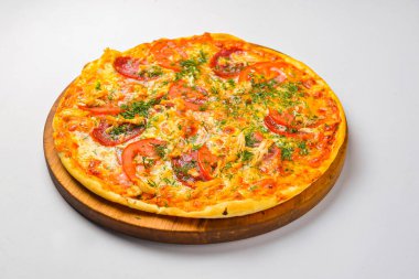 Beyaz arka planda Pepperoni pizza. Beyaz et ve domatesli geleneksel İtalyan pizzası. Pizzayı kapat. Boşluk afişini kopyala.