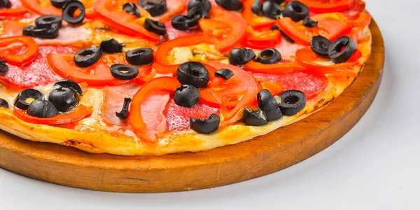 Pizza Pepperoni Fundo Branco Pizza Italiana Tradicional Com Tomates Carne — Fotografia de Stock
