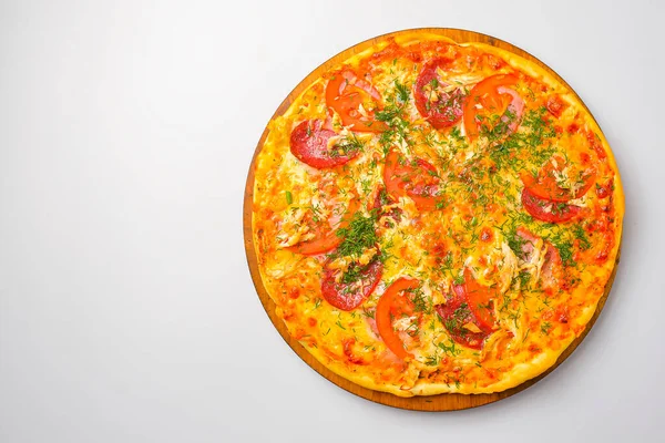 Pizza Pepperoni Białym Tle Tradycyjna Włoska Pizza Pomidorami Mięsem Izolowanym — Zdjęcie stockowe