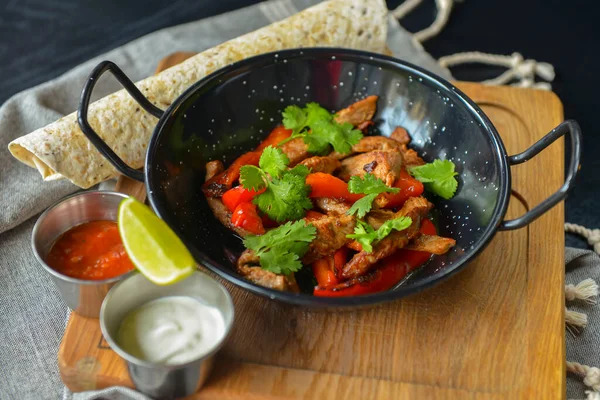 Gemüse Und Fleisch Der Wok Pfanne Serviert Mit Lavasch Brot — Stockfoto