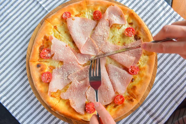 Pizza Con Pancetta Salumi Verdure Pizza Prosciutto Pomodori Con Formaggio — Foto Stock
