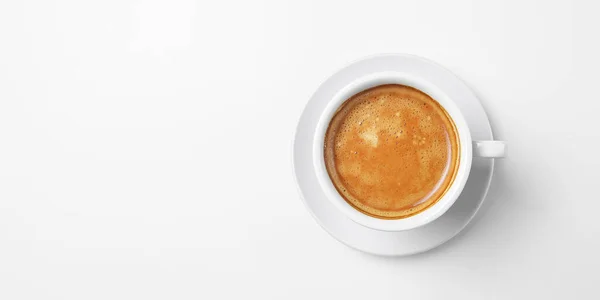 Kahveli espresso beyaz üzerine izole edilmiş. Beyaz bardakta kaşıkla servis edilmiş. Kahve zamanı, yakın çekim fotoğrafı. Boşluk afişini kopyala.