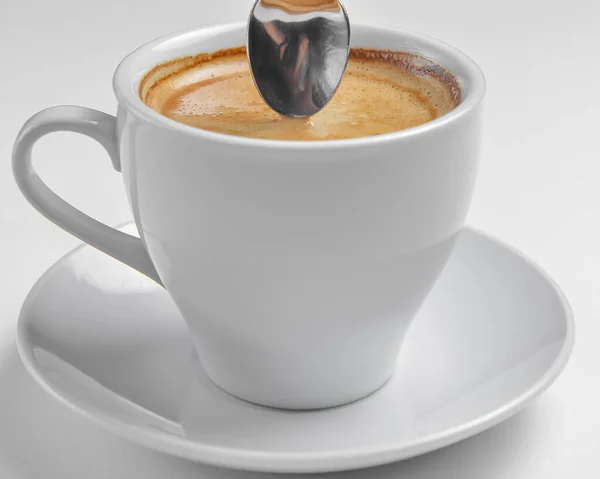 Kávé Eszpresszót Elszigetelték Fehéren Fehér Csészében Kanállal Tálalva Kávészünet Közelkép — Stock Fotó